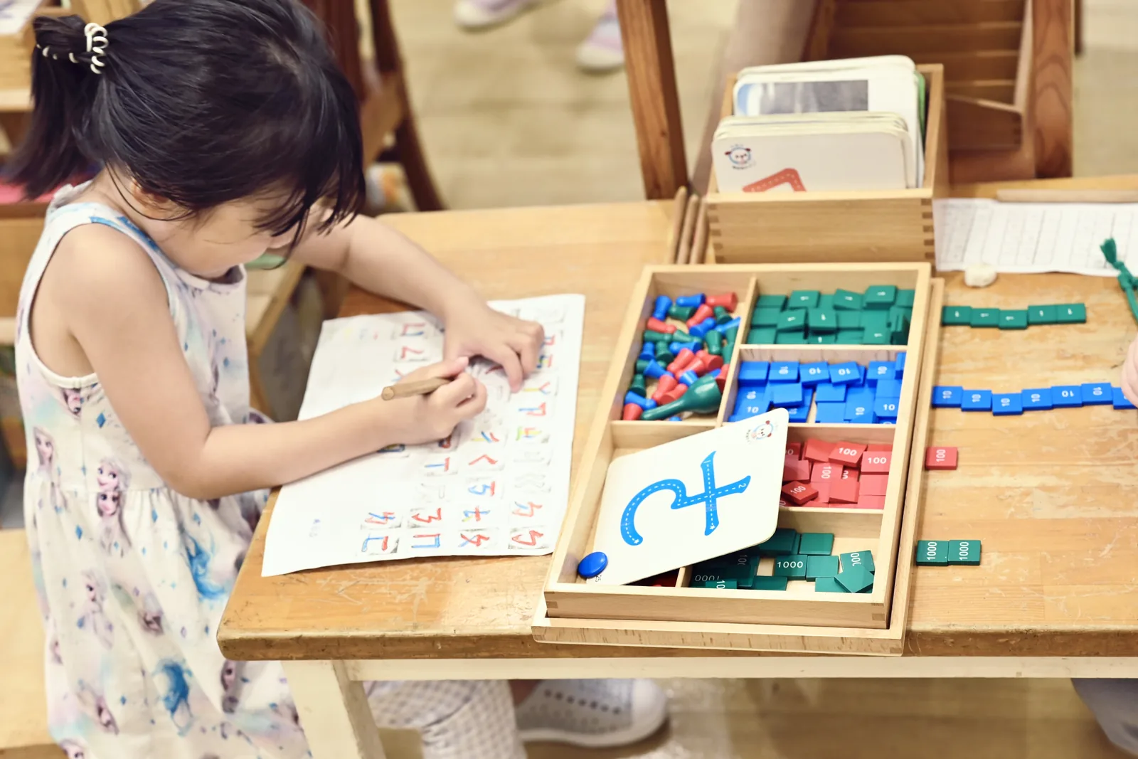 孩子專注工作的雙手