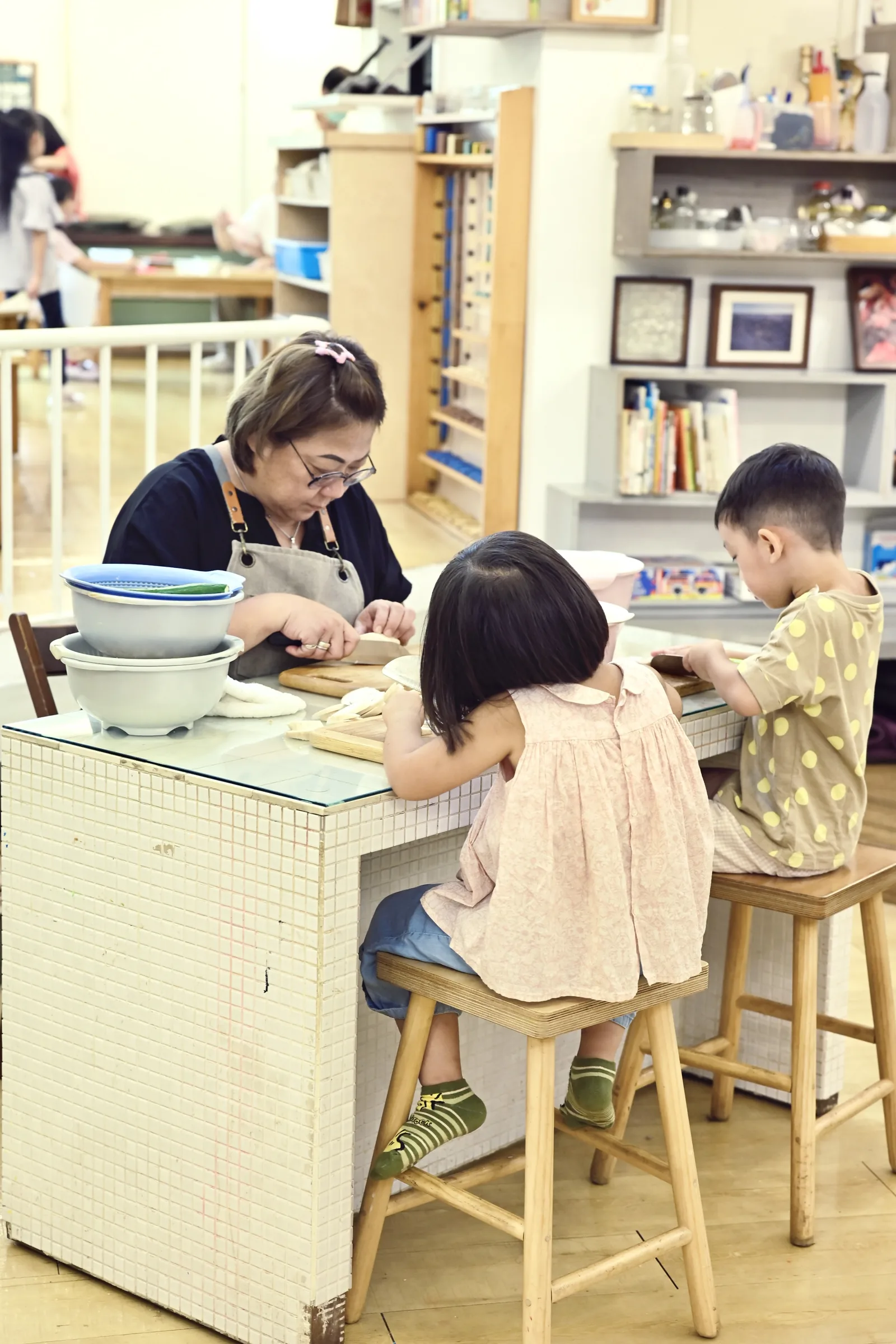 孩子與老師一起準備食物