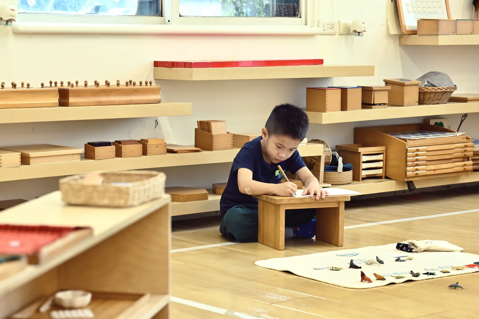孩子在教具環境裡專注書寫
